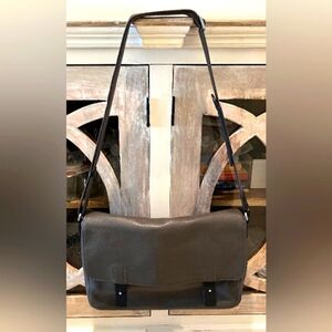 Rare Ecco Unisex Ely Grey Pebbled Leather Messenger Bag is Pristine